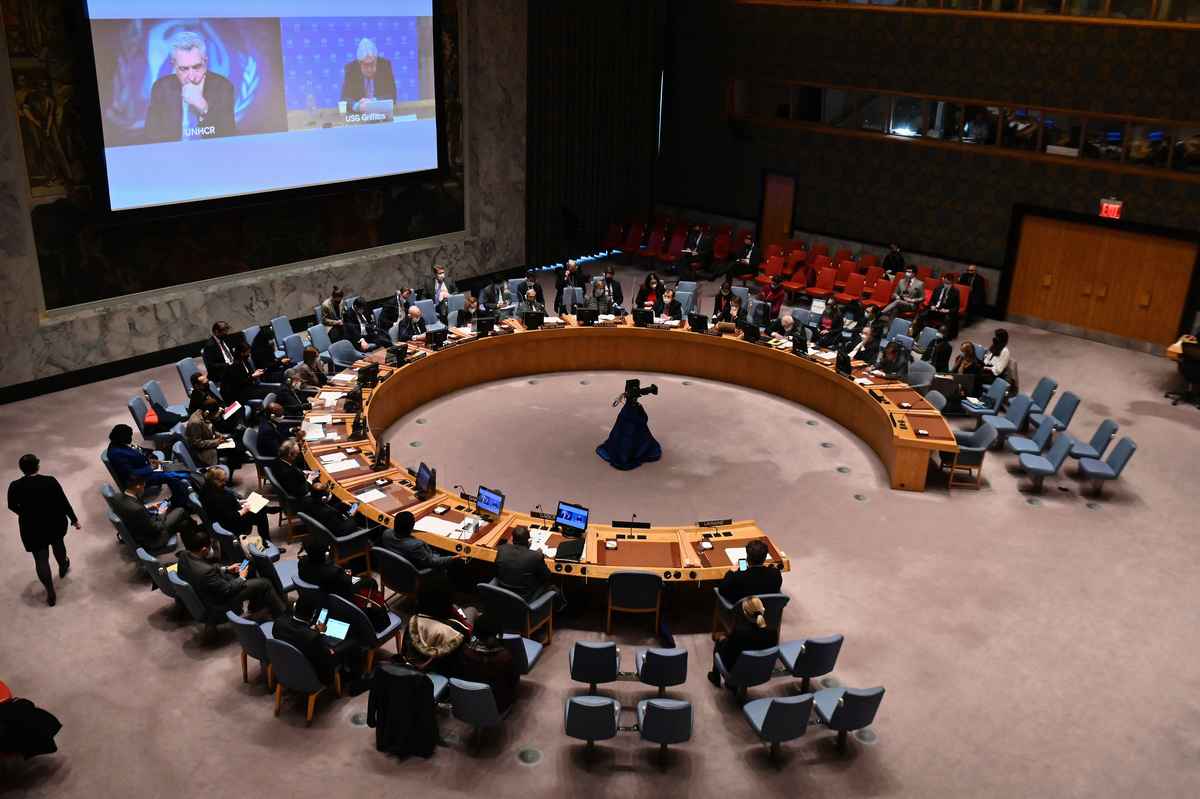 2022年2月28日在紐約聯合國總部舉行的聯合國安理會會議。聯合國周一召開罕見的緊急特別會議，討論俄羅斯入侵烏克蘭的問題，為衝突中遇難者默哀一分鐘。（ANGELA WEISS/AFP）