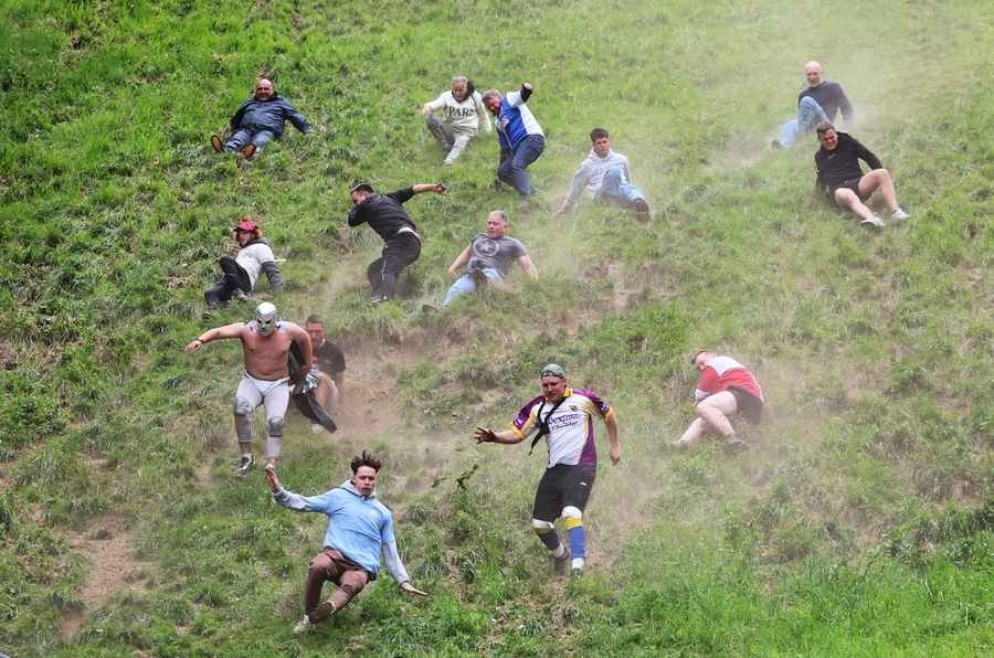 【圖輯】英國辦另類「滾」芝士大賽 現場人仰馬翻