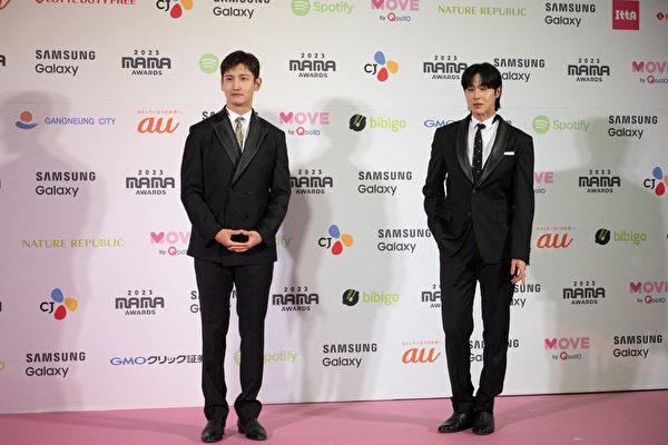 南韓男團東方神起出席2023 MAMA Awards紅毯照。（PHILIP FONG/AFP via Getty Images）
