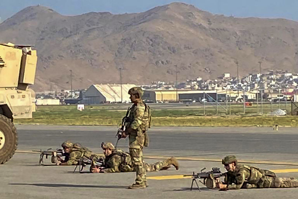 8月16日，在美軍控制下的喀布爾機場。（SHAKIB RAHMANI/AFP via Getty Images）