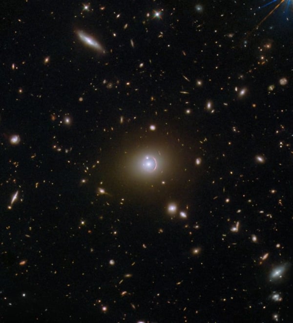 NASA的哈伯太空望遠鏡拍到包括HerS 020941.1+001557在內的三個星系。(ESA/Hubble & NASA, H. Nayyeri, L. Marchetti, J. Lowenthal)