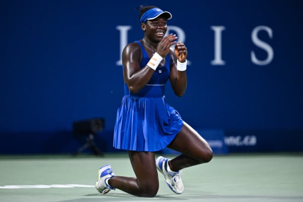 2025年8月7日,女子網壇WTA1000滿地可站決賽上,18歲本土「黑馬」姆博科(Victoria Mboko)以2:6/6:4/6:1逆轉擊敗前「世界第一」、四屆大滿貫冠軍得主大坂直美(Naomi Osaka),贏得職業生涯第一個巡迴賽女單冠軍。圖為姆博科奪冠瞬間。(Minas Panagiotakis/Getty Images)