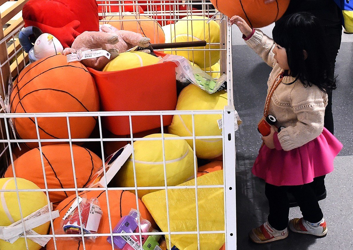 中共人口數字的造假和穿幫，可能帶來諸多問題。圖為北京一傢俬店內玩耍的女童。（GOH CHAI HIN/AFP via Getty Images）