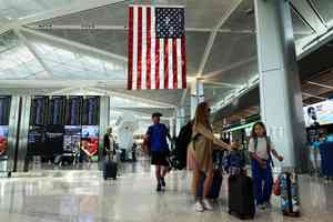 美國周日機場安檢人數創單日紀錄 達313萬