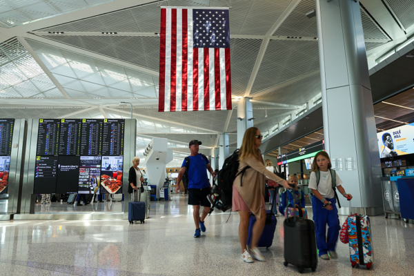 美國周日機場安檢人數創單日紀錄 達313萬