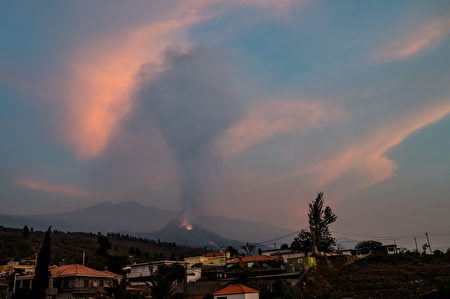 2021年10月8日，西班牙的屬地拉帕爾馬島上的火山正在噴發，可見熔岩和大團灰燼正在湧出。目擊者還看到噴發時產生的閃電。 （Marcos del Mazo/Getty Images）