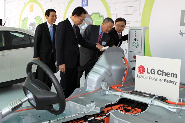 2011年4月6日，南韓時任總統李明博（左二）在LG化學的汽車電池廠的落成儀式上，查看一輛電動汽車。（Dong-a Ilbo/AFP via Getty Images）