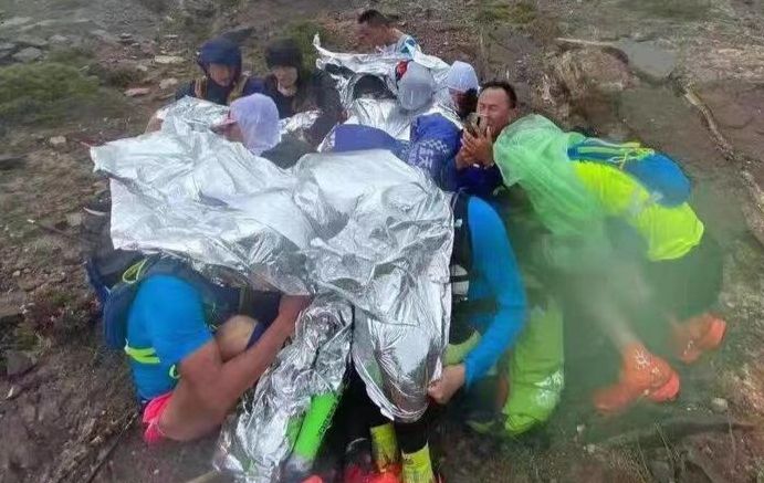 近日甘肅省舉辦的一場山地馬拉松賽事造成了21人遇難。（微博圖片）