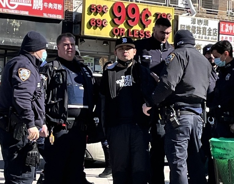 攻擊紐約法輪功真相點 暴徒被警方逮捕