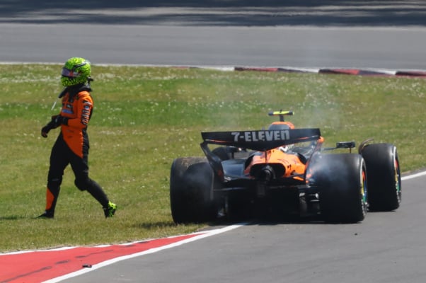 2025年6月15日,F1大獎賽加拿大站正賽,杆位發車的平治英國車手佐治羅素(George Russell)一路領跑,奪賽季首冠。比賽中,麥拿侖車手羅禮士追尾退賽,離開賽車。(Clive Rose/Getty Images)
