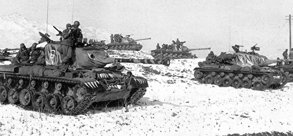 中共軍隊在韓戰中，以人海戰術對戰美軍的坦克，傷亡自然慘重。（公有領域）