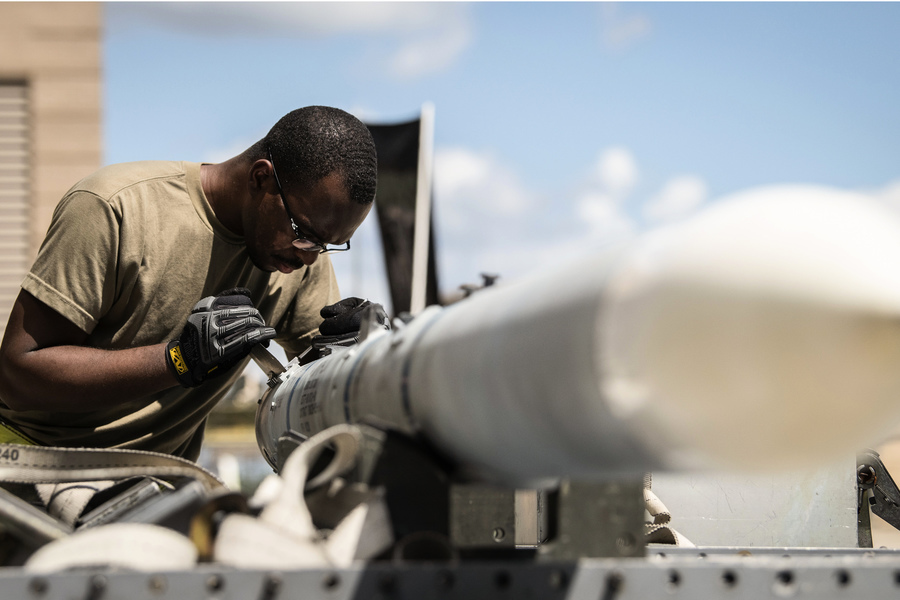 美參院支持向沙特軍售 包括空對空導彈等