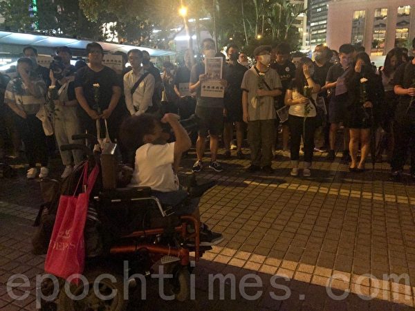 2019年8月30日晚上8點，香港民眾在中環和平紀念碑舉辦重光紀念日默站活動。（梁珍／大紀元）