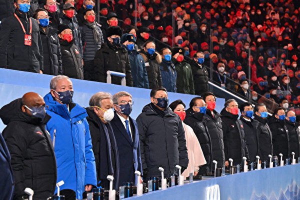 外國領袖避開北京冬奧會，中共奧運外交遇挫。圖為2022年2月4日，習近平、中共政治局常委和國際奧委會主席巴赫在北京冬奧會開幕儀式的主席台上。（Yue Yuewei/POOL/AFP via Getty Images）