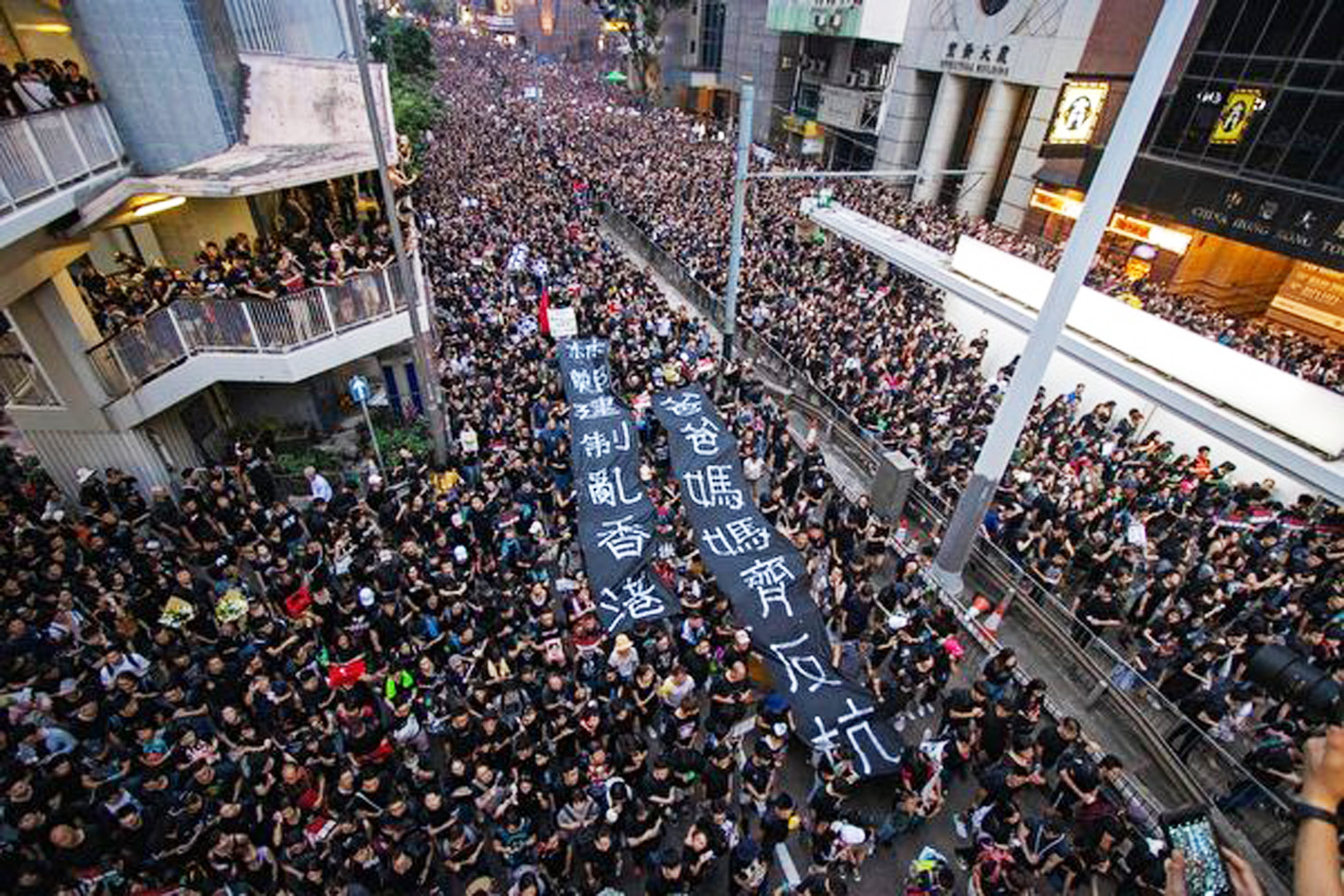 6月16日，200萬港人再次上街反惡法，要求特首林鄭月娥下台，遊行人數創香港史上最多紀錄。（蔡雯文／大紀元）