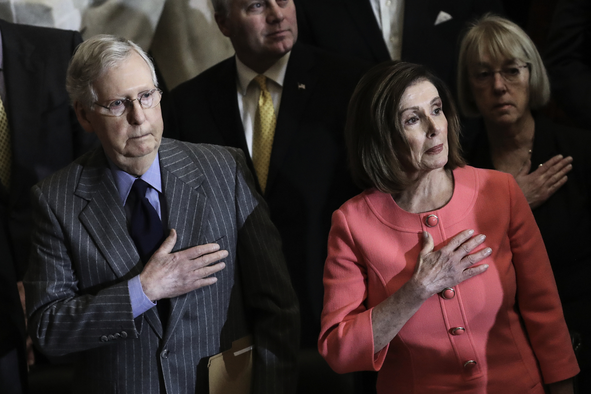 圖為美國參議院多數黨領袖米奇·麥康奈爾（Mitch McConnell）（左）和眾議院議長南希·佩洛西。（Drew Angerer/Getty Images）