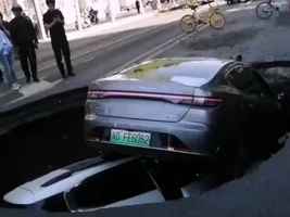 河北邯鄲路面塌陷 兩輛小轎車墜入坑中