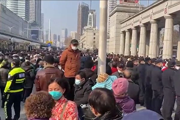 圖為2023年2月15日，武漢爆發大規模抗議。示意圖。（影片截圖）