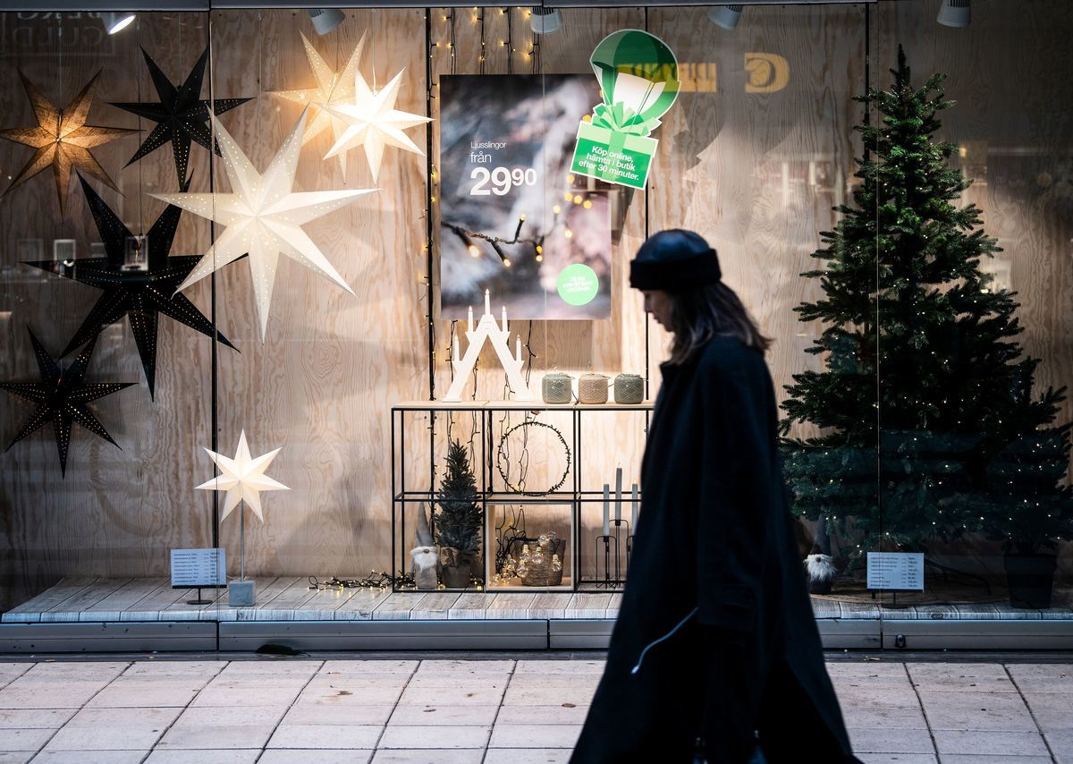 2020年11月10日，中共病毒（武漢肺炎）大流行之際，一名女子經過斯德哥爾摩市中心一家具有聖誕節裝飾的商店櫥窗。（Fredrik SANDBERG/TT News Agency/AFP）