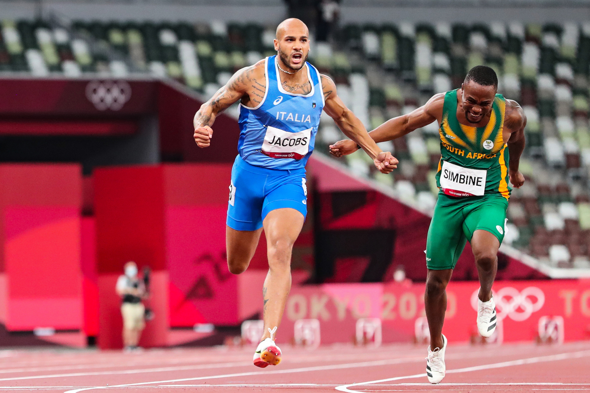 東京奧運男子100米決賽，意大利「飛人」雅各布斯（左）率先衝過終點瞬間。（Patrick Smith/Getty Images）