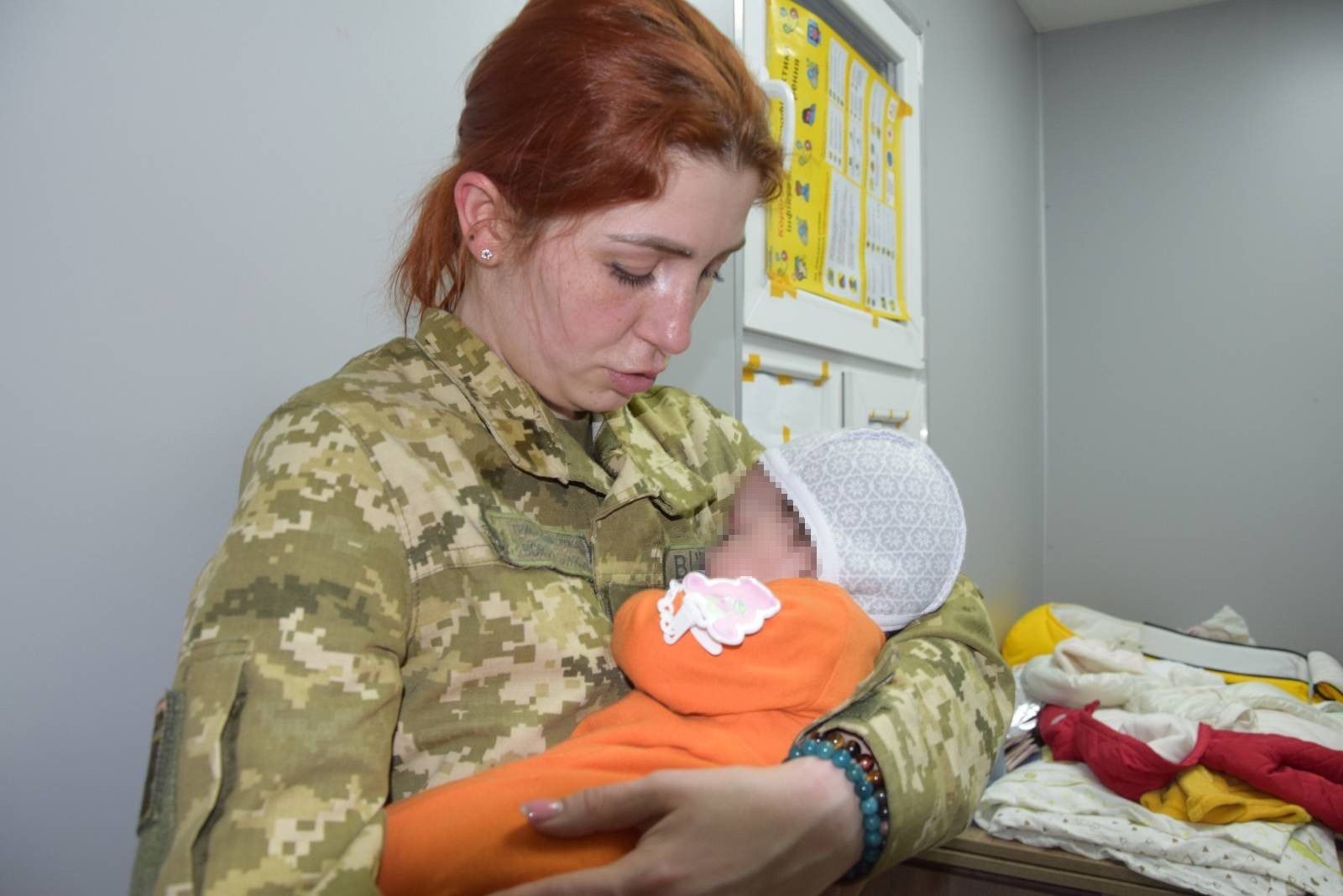 2022年3月14日，烏克蘭國家邊防局表示，2名中國人試圖帶2名嬰兒離境被拘捕。圖為邊防警察正在照顧被截下的嬰兒。（烏克蘭國家邊防局官網）