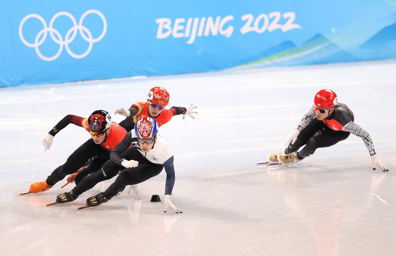 2月7日，南韓隊的黃大憲、中國隊的任子威及李文龍和土耳其隊的Furkan Akar在北京2022年冬季奧運會的男子1,000米準決賽中競賽照。（Catherine Ivill/Getty Images）