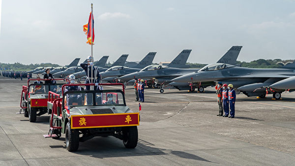 中華民國總統蔡英文2021年11月18日在嘉義空軍基地出席「F-16V BLK20型機性能提升接裝典禮」並校閱地面部隊及裝備。（總統府提供）