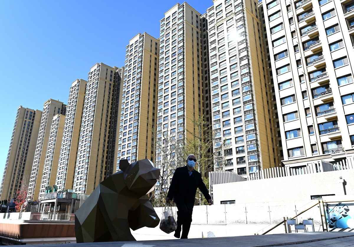 最新數據顯示，中國百強房企2022年前5個月業績規模同比腰斬；中國百城5月份二手房價環比轉跌。圖為北京一住宅區。（Noel Celis/AFP）