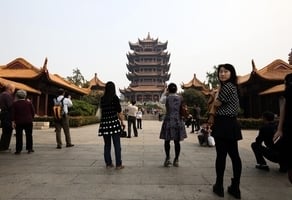 中國五一假期遊客減半 收入僅去年三成