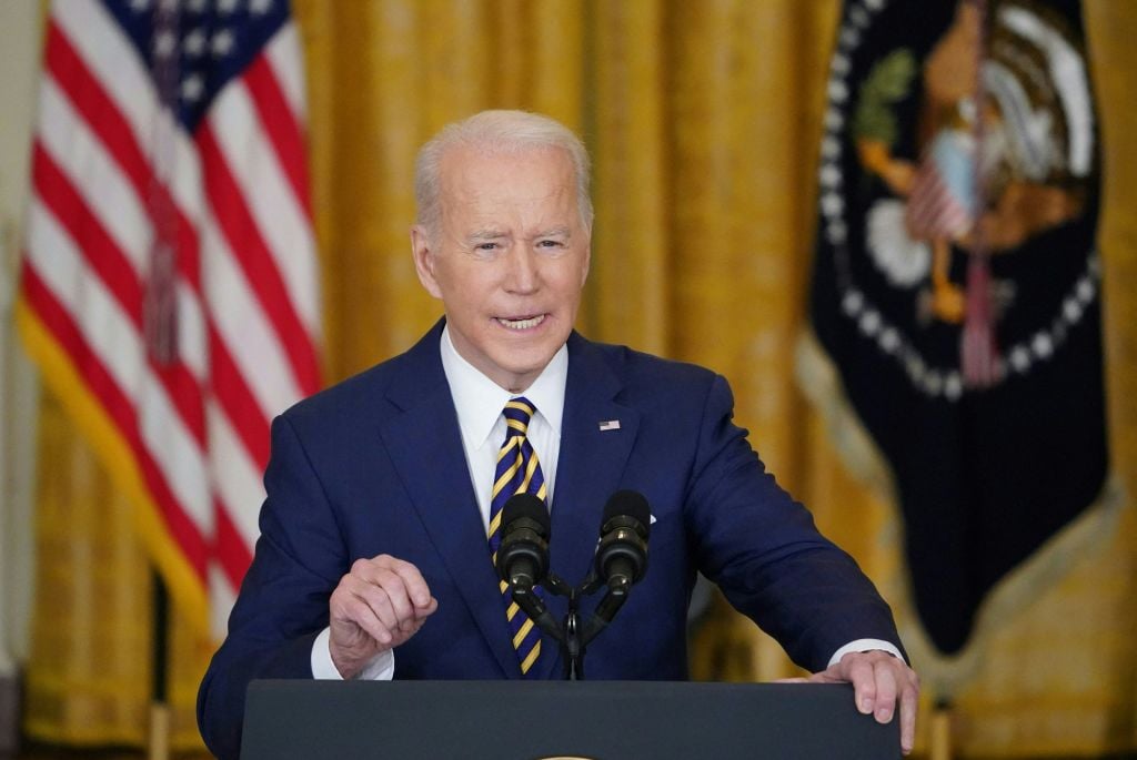 2022年1月19日，美國總統拜登（Joe Biden）在白宮記者會上回答問題時稱，俄羅斯「正在中國和西方之間尋找位置和角色」，挑明了中美對立的實質。（Mandel Ngan/AFP via Getty Images）