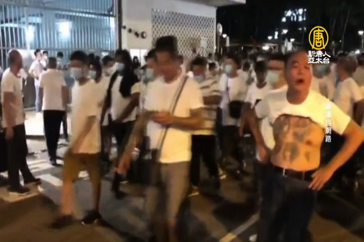 7月21日晚間，香港元朗爆發嚴重流血衝突，白衣人群毆市民，外界質疑有黑道介入滋事。（授權影片截圖）
