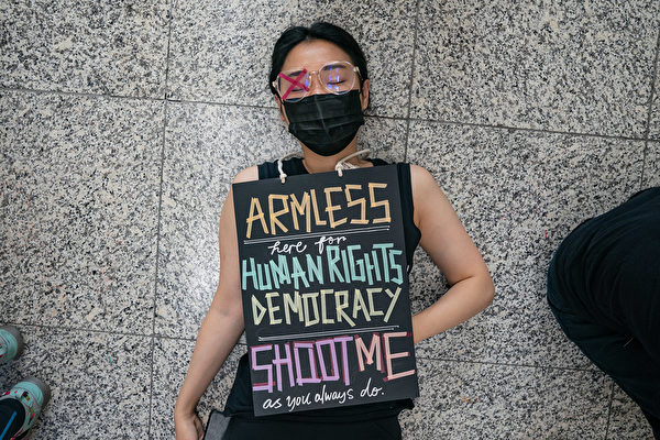 8.11一位少女被射穿右眼，8月12日港人在機場矇右眼抗議。（Anthony Kwan/Getty Images）