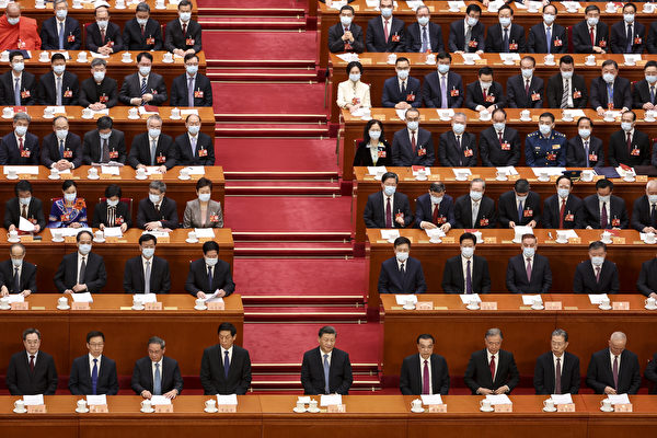 2023年3月4日,中共領導人參加政協開幕會,習近平在中間,十九屆、二十屆政治局常委分列左右,前排依次為丁薛祥、韓正、李強、栗戰書、習近平、李克強、汪洋、趙樂際、蔡奇。(Lintao Zhang/Getty Images)