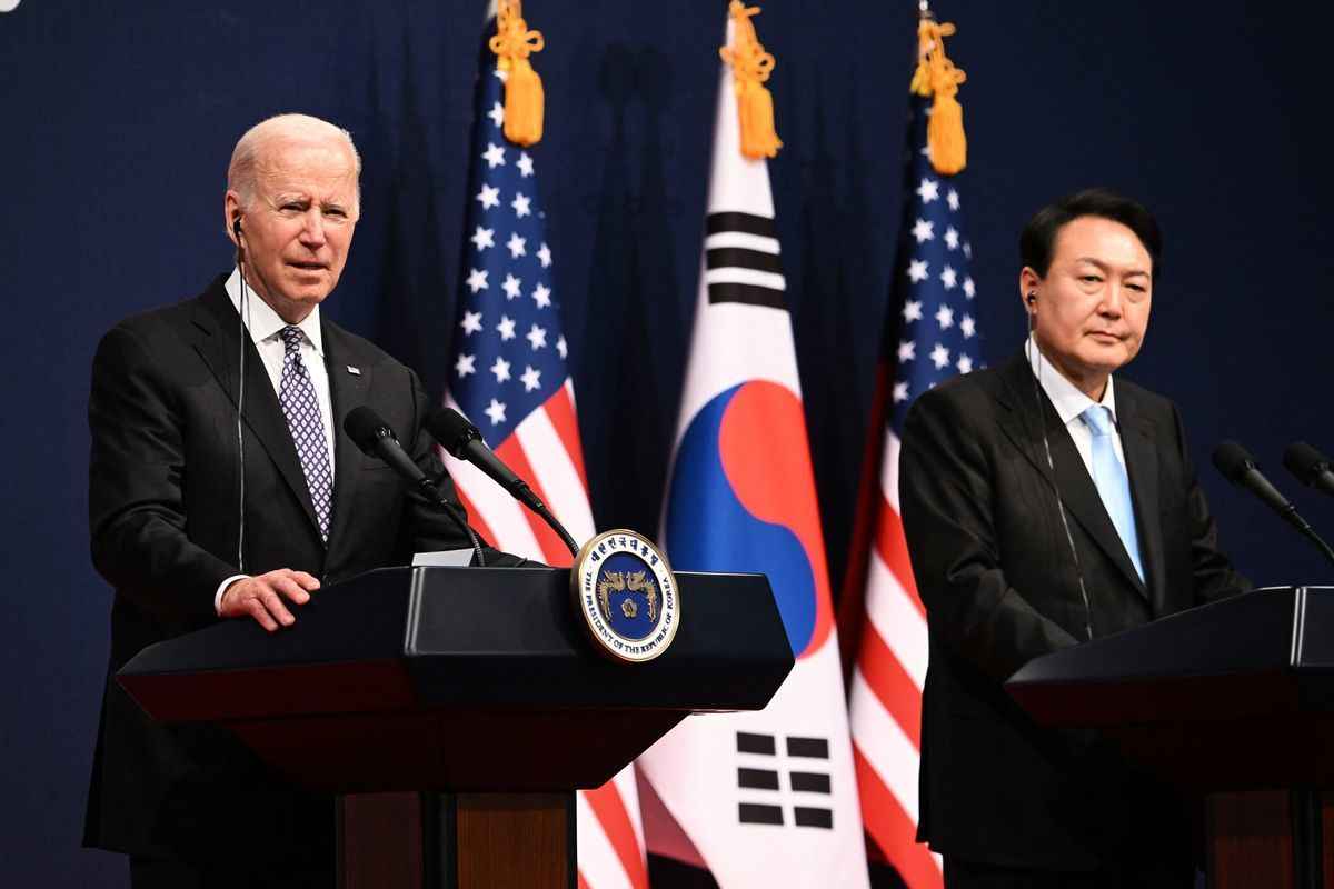2022年5月21日，南韓總統尹錫悅（Yoon Suk-yeol，右）和美國總統拜登在首爾人民大會堂會談後舉行新聞發布會。（SAUL LOEB/AFP via Getty Images）