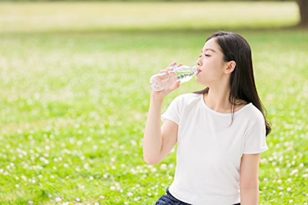 多喝水為身體補水，長期喝水不足會引發許多健康問題。（Shutterstock）