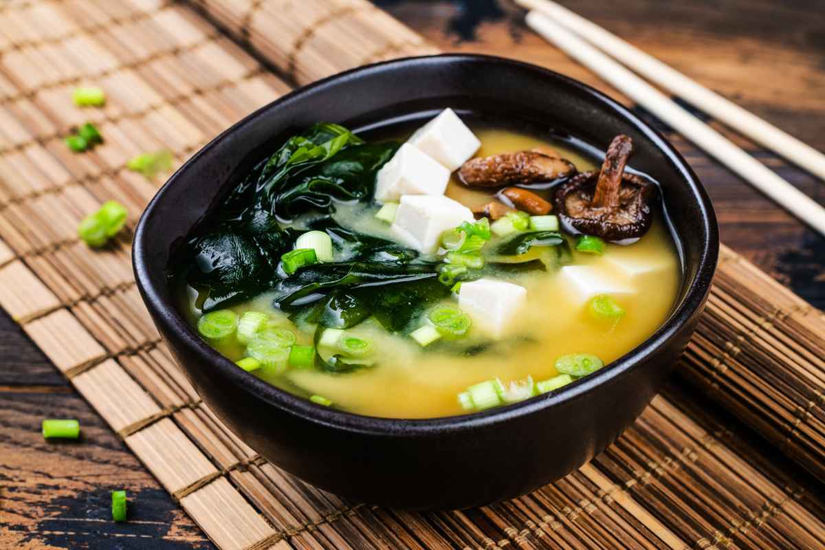 一般味噌湯做法簡單，但需要講究技巧才能出來香味。（Shutterstock）