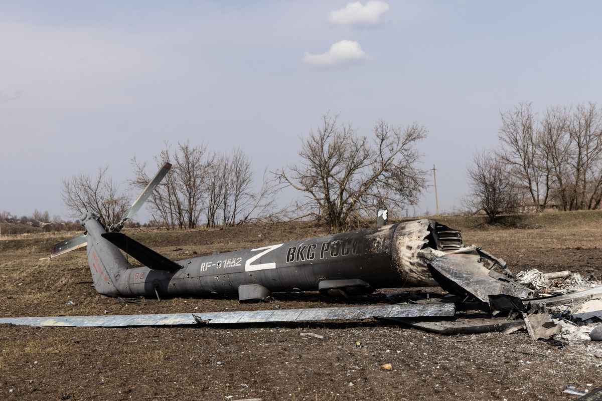 2022年3月31日，烏克蘭馬來亞羅漢（Malaya Rohan）地區被擊落的一架俄軍直升機。（Chris McGrath/Getty Images）