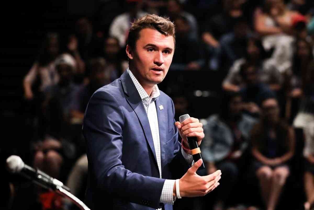查理‧柯克(Charlie Kirk),「美國轉折點」組織創辦人暨執行董事。圖為柯克於2018年7月26日在華盛頓的喬治華盛頓大學舉行的「高中領導力峰會」上發表演說。(Samira Bouaou/大紀元)
