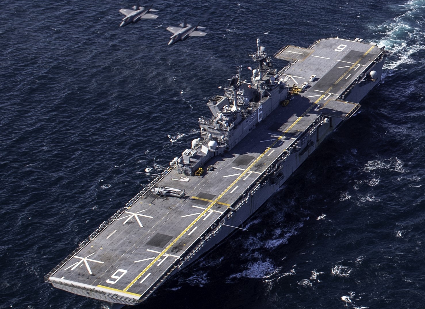 2020年10月20日，日本航空自衛隊的F-35閃電II戰機與美軍的兩棲攻擊艦美利堅號（LHA 6）聯合演習。（美國海軍）