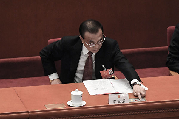 2022年3月11日，李克強在中共人大會議上投票。（Leo Ramirez/AFP）