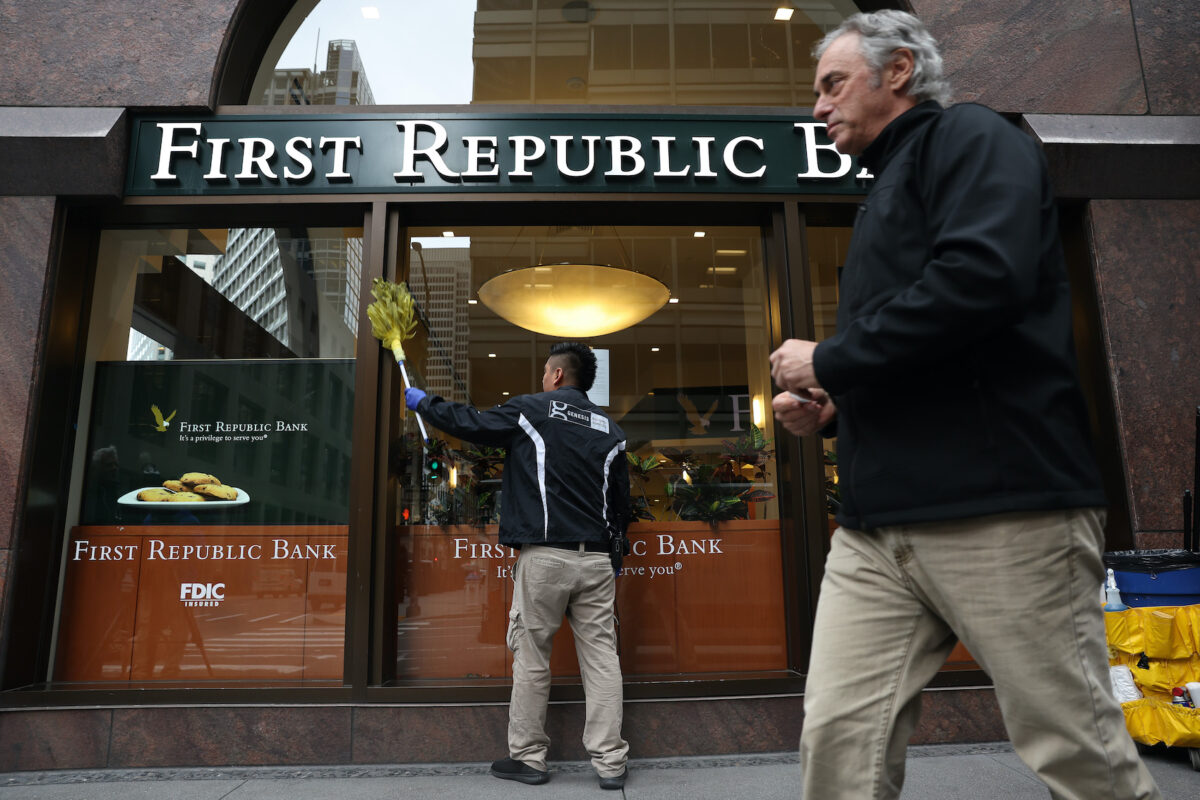 2023年5月1日，一名工作人員在擦拭加州三藩市第一共和銀行辦公樓的窗戶。（Justin Sullivan/Getty Images）