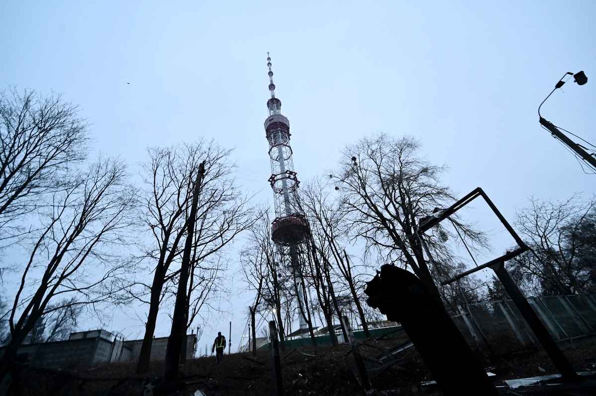 2022年3月1日，烏克蘭基輔，電視塔遭到俄羅斯空襲後，導彈殘骸四處散落。（Sergei Supinsky/AFP）