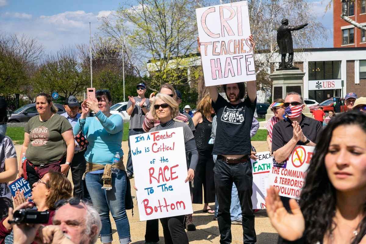 2021年4月24日，新罕布什爾州民眾在州府大廈前集會，與會者認為，批判種族理論傳播仇恨，而非團結。（劉景燁／大紀元）