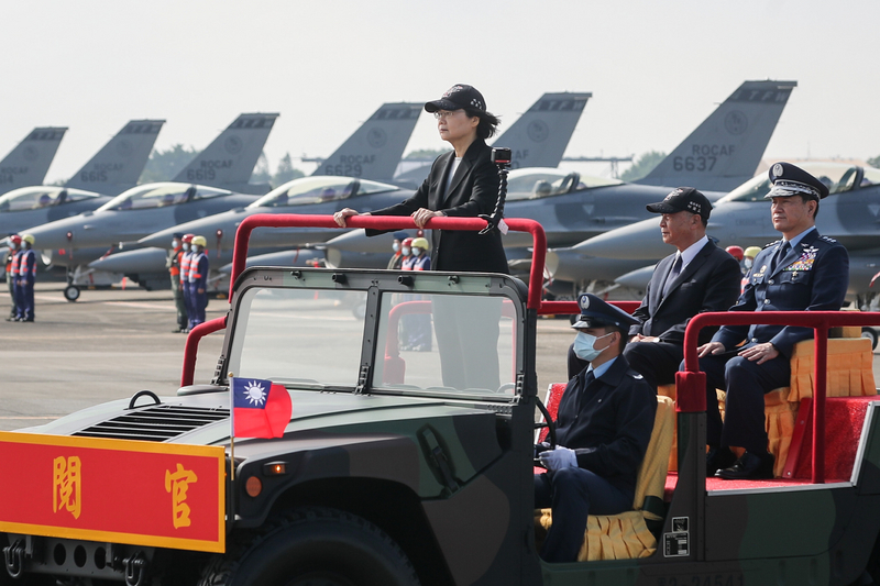 中華民國總統蔡英文（左）2021年11月18日前往嘉義空軍基地出席「空軍F-16V BLK20型機性能提升接裝典禮」，與國防部長邱國正（右2）、空軍司令熊厚基（右）進行地面部隊校閱。（中央社）