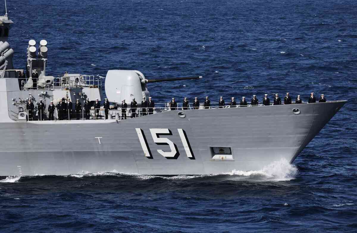 2022年11月6日,日本相模灣(Sagami Bay),澳洲海軍的安扎克級(Anzac-class)護衛艦「阿倫塔號」(HMAS Arunta,編號FFH 151)參加紀念日本海上自衛隊成立70周年的國際艦隊檢閱儀式。(Issei Kato – Pool/Getty Images)