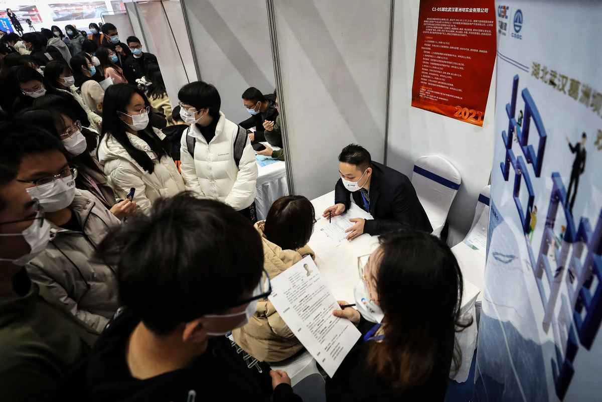 示意圖，圖為2021年3月10日武漢市一招聘會。（STR / AFP）