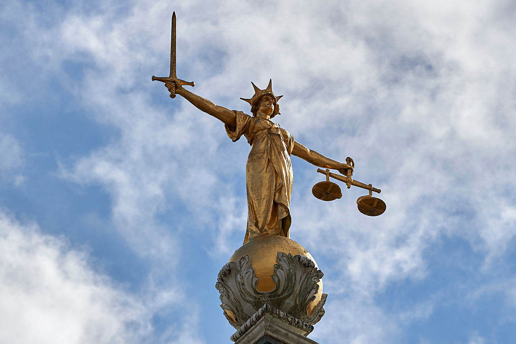 圖為英國英格蘭和威爾士中央刑事法院（old Bailey）上方的英國「正義女神」青銅雕像。她右手持劍，左手持正義的天平。（Niklas Halle'n/AFP/Getty Images）