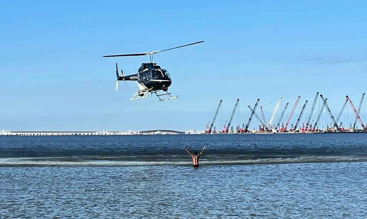 涉嫌搶劫的美國男子狄恩（Dewayne Dean）在警方直升機的追捕之下，在海中舉雙手投降。（Tampa Police Department）