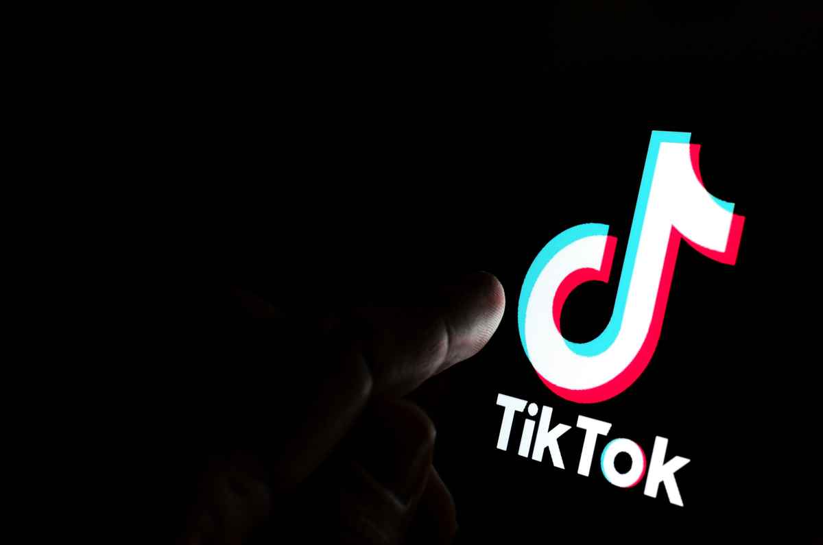 一個手指指向字節跳動的應用程式TikTok（抖音國際版）顯示在屏幕上的標誌。攝於2019年7月28日。（shutterstock）