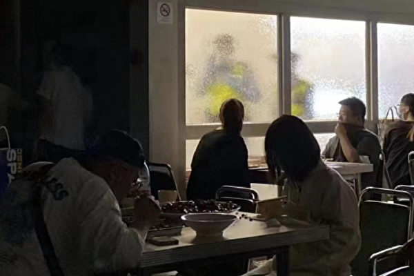 上海人在經歷了地下工作式的堂食後，終於等來了正式的堂食。6月29日起，上海有序恢復餐飲堂食。圖為上海市當局暫不開放堂食，各家餐廳為躲避官方檢查想出多種經營辦法。（微博圖片）